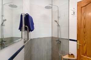 Bathtub, hair dryer, towels - Holiday Apartment “Callao Beach 8” with Sea View, Terrace & Wi-Fi (Arrieta)