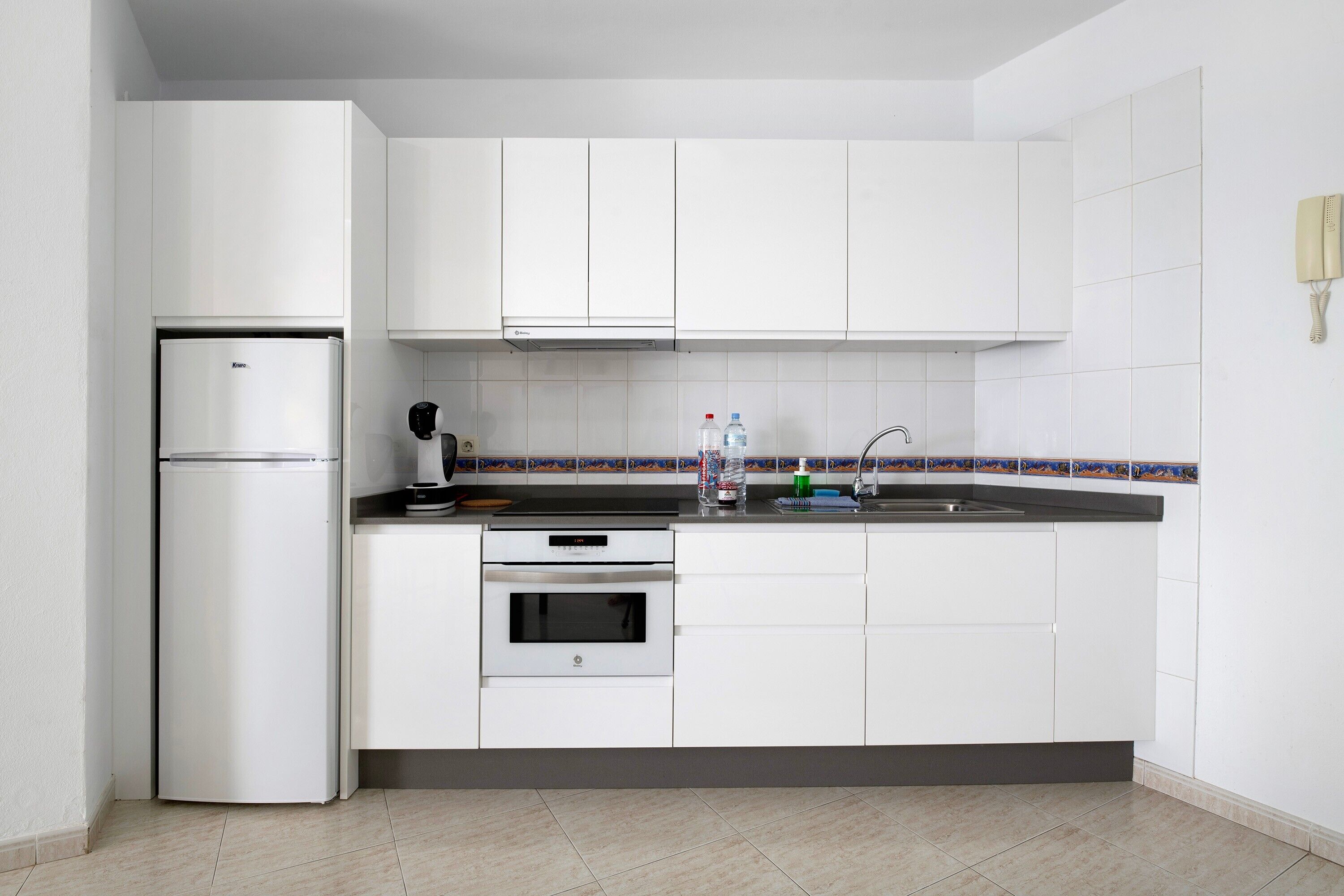 Kylskåp, mikrovågsugn, ugn och spishäll