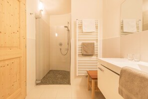 Dusche, Haartrockner, Handtücher