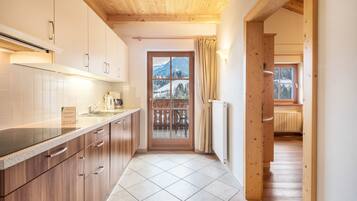 Frigorifero, piano cottura, lavastoviglie, macchina per tè/caffè