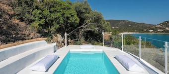 Seafront Villa "Bianca" in Torre delle Stelle, heated pool, A/C, Wi-Fi, parking