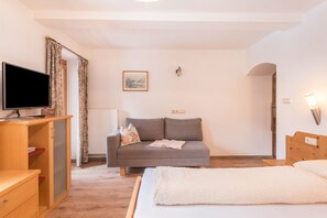 1 habitación, tabla de planchar con plancha, wifi gratis y ropa de cama 