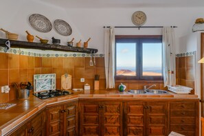 Refrigerador, microondas, placa de cocina, cafetera/tetera