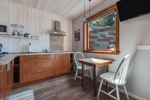 Kjøleskap, mikrobølgeovn, kokeplater og oppvaskmaskin