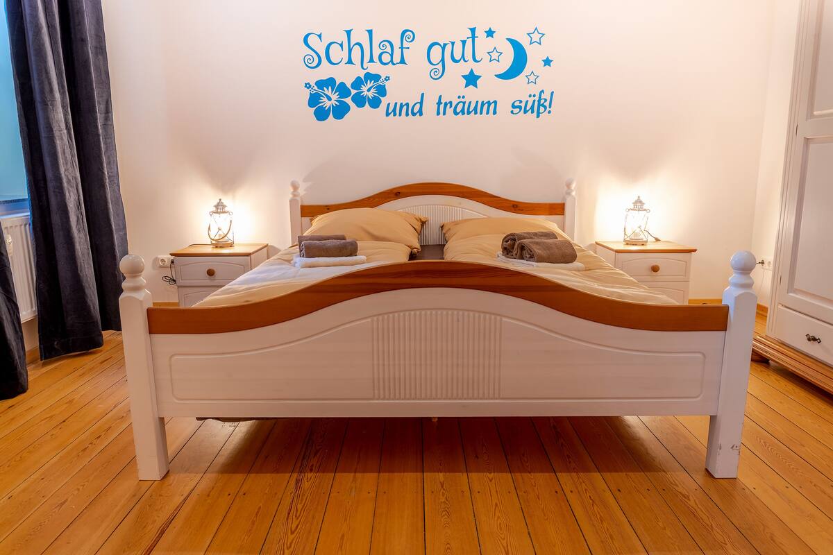 Familieleilighet (Villa Kunterbunt 1) | Sengetøy av topp kvalitet, wi-fi (inkludert) og individuelt dekorert