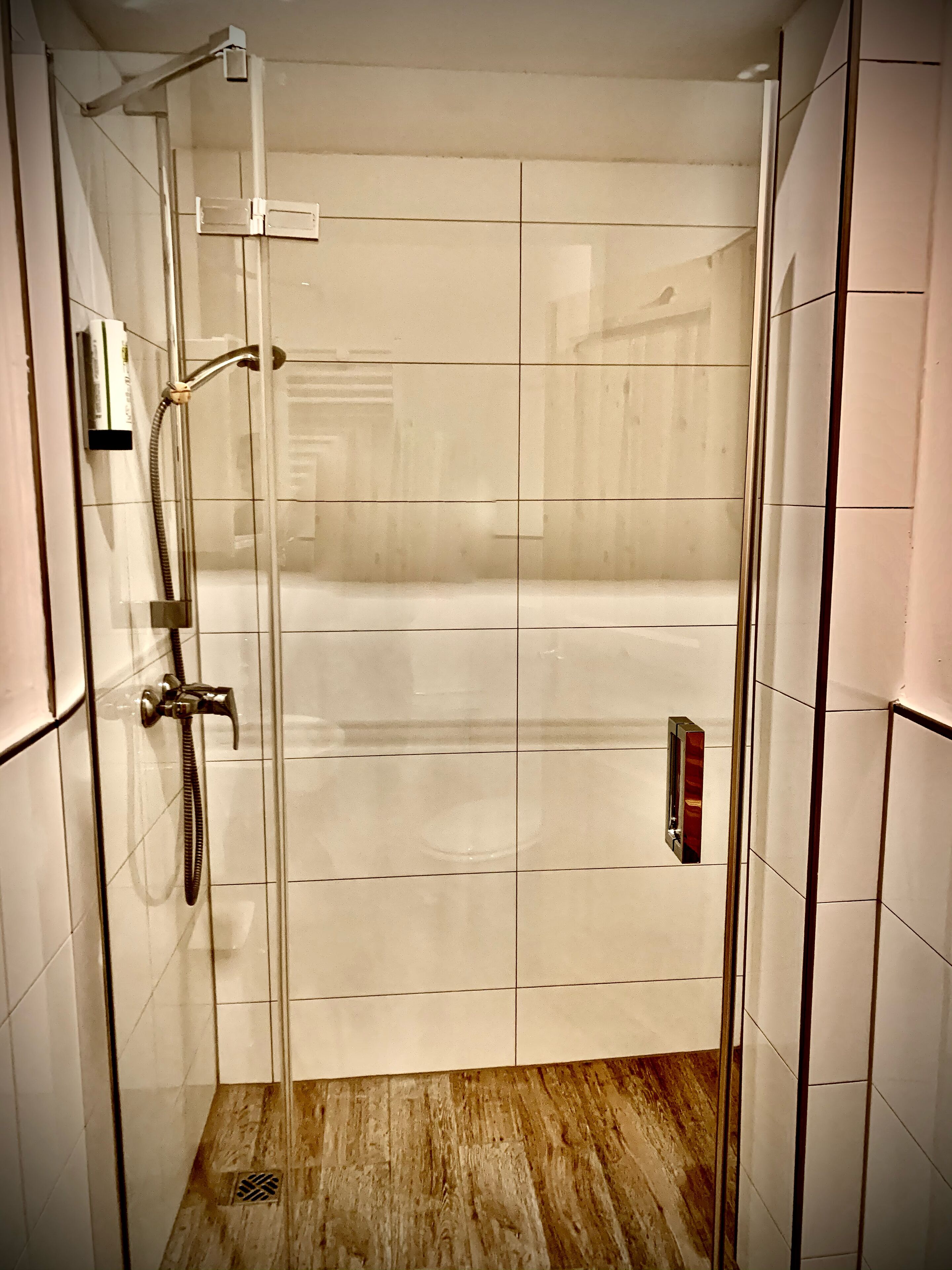 Familielejlighed (Villa Kunterbunt 1) | Badeværelse | Bruser, Sæbe, Shampoo, Toiletpapir