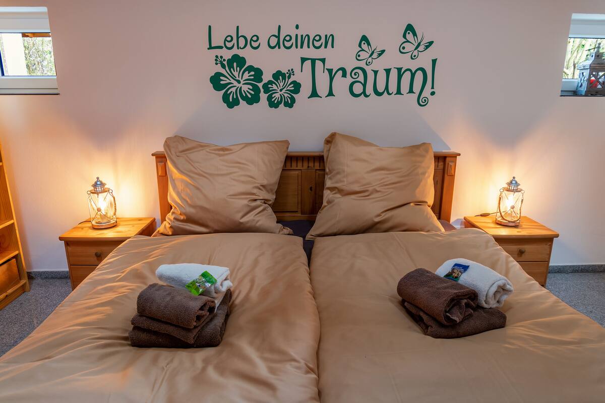 Familieleilighet (Additional room for occupancy 6 PAX) | Sengetøy av topp kvalitet, wi-fi (inkludert) og individuelt dekorert