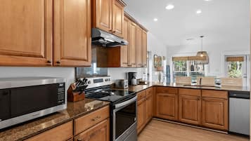 House, 4 Bedrooms | Private kitchen | Fridge, oven, coffee/tea maker, toaster