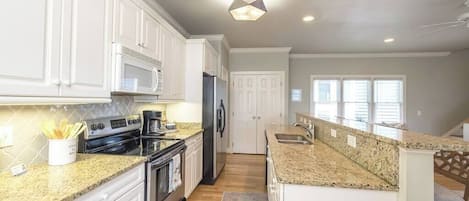 Refrigerador, microondas, horno, placa de cocina
