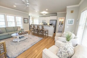 Smart TV, books - Memory Lane-Family Retreat- 1 Block From Ocean, King Bed, Parking For 4 Vehicles (Wrightsville Beach)