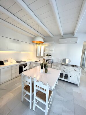 Fridge, microwave, oven, stovetop - SUNSENSES VILLA DIONE PRIVATE POOL (Piso Livadi)