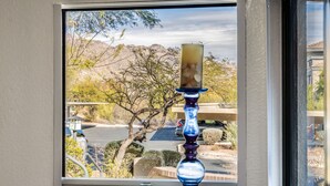 Una ventana con vista a un estacionamiento y un edificio al fondo.