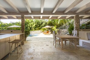 屋外ダイニングエリア