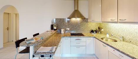 冷蔵庫、電子レンジ、オーブン、コンロ