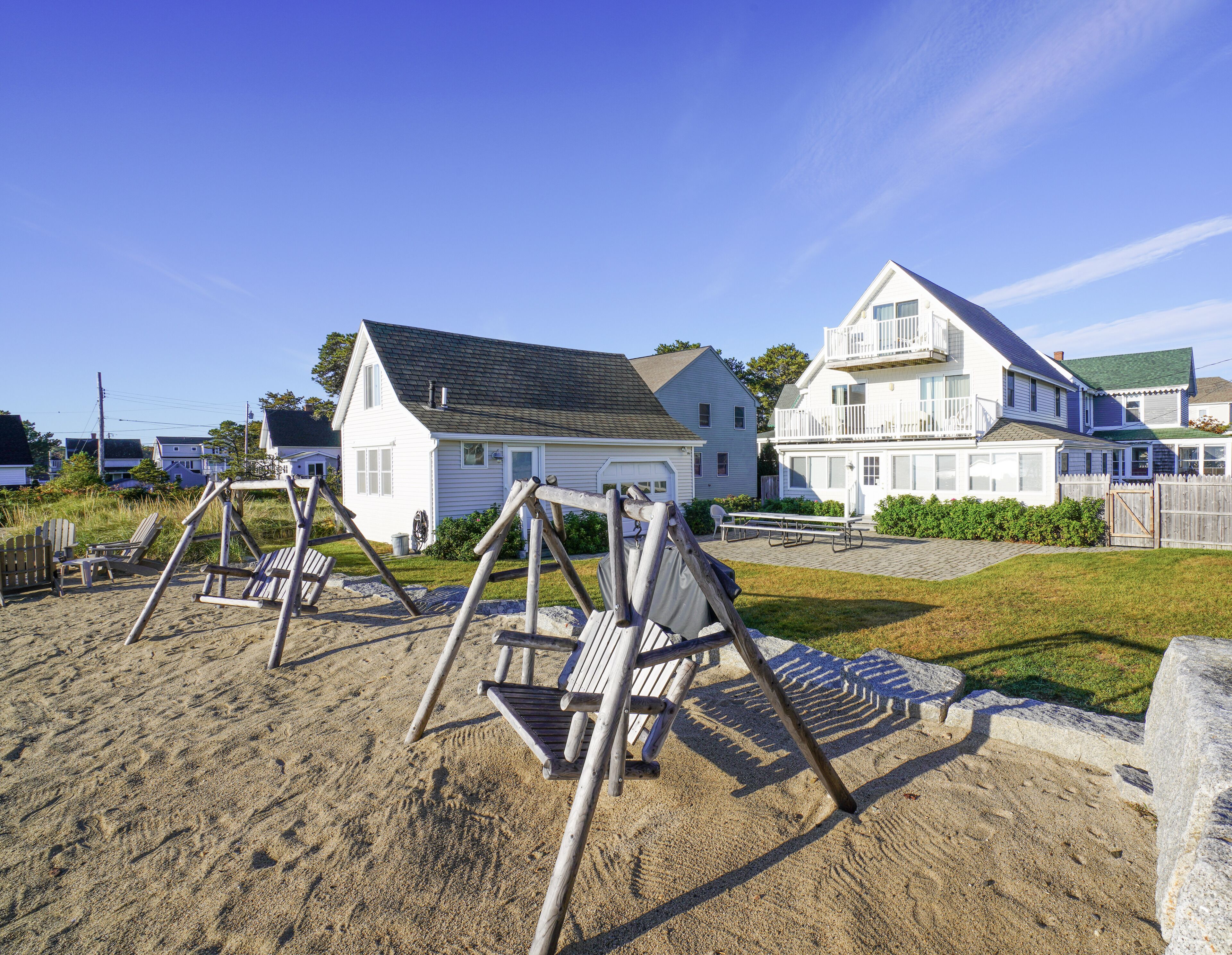 Beachfront Family Retreat Cottage and Carriage House