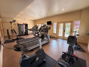 Ett gym med löpband, crosstrainers och styrketräningsutrustning.