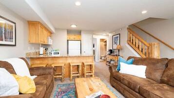 スマートテレビ、暖炉、テーブルサッカー台、卓球台