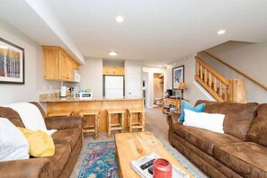 TV connectée, cheminée, baby-foot, table de tennis de table