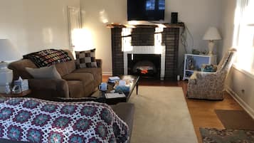 Televisor intel·ligent, llar de foc i llibres