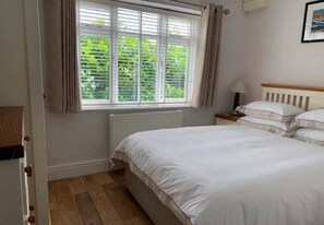 2 عدّة غرف نوم ومكواة/لوح كي وواي فاي وملاءات أسرّة