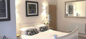 2 bedrooms, iron/ironing board, WiFi, bed sheets - Apartment 12, The Moorings - Ground floor, accessible shower, 1 minute to beach (Filey)