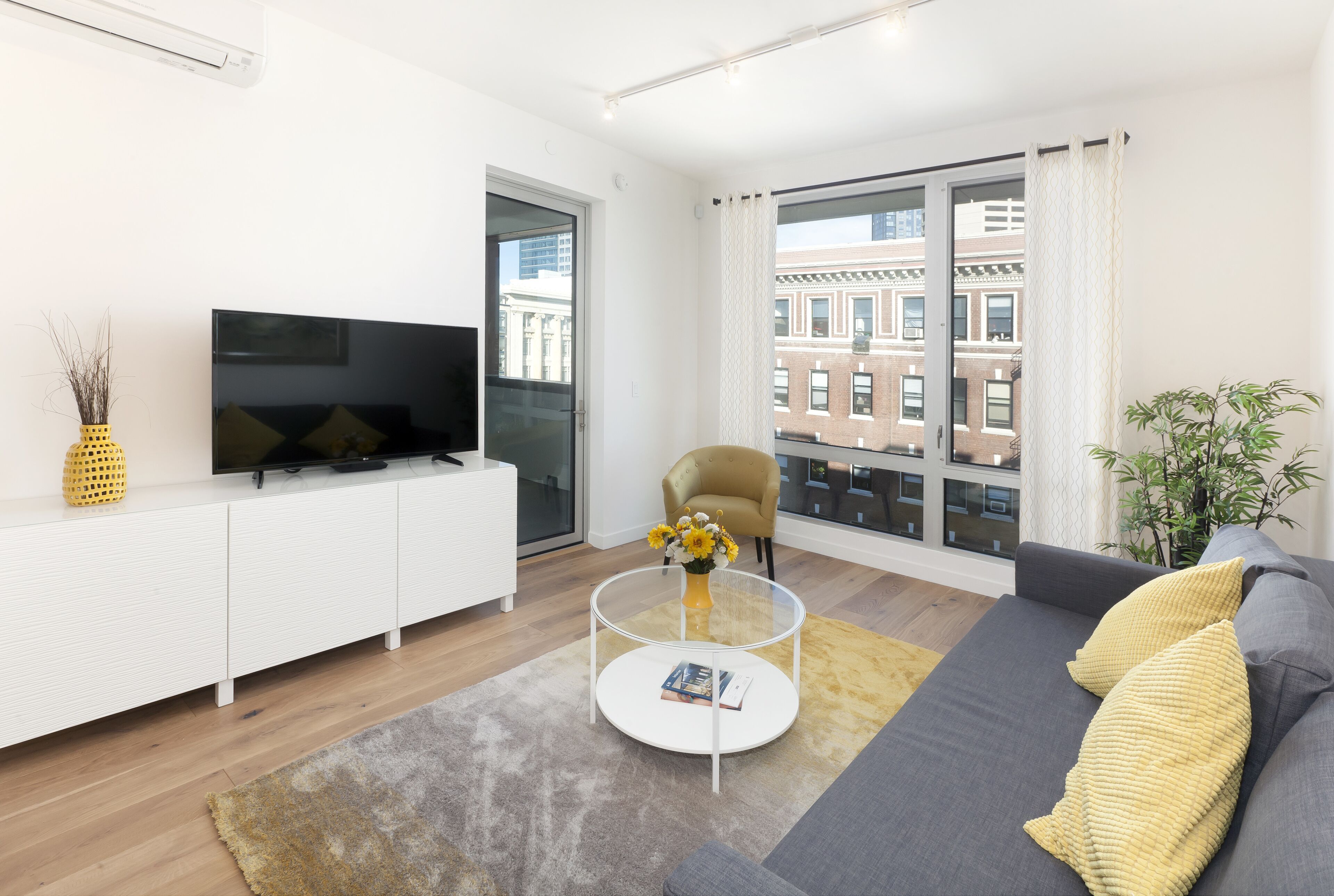 Condo in Hayes Valley w Private Balcony - San Francisco Life Real Estate 