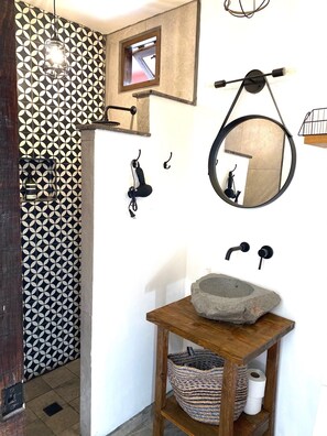 Doccia, asciugacapelli, asciugamani, sapone