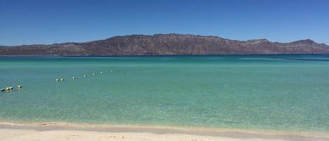 Una playa cerca, toallas de playa