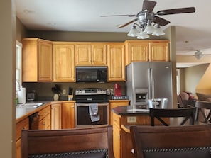 Køleskab, mikrobølgeovn, ovn, kogeplade