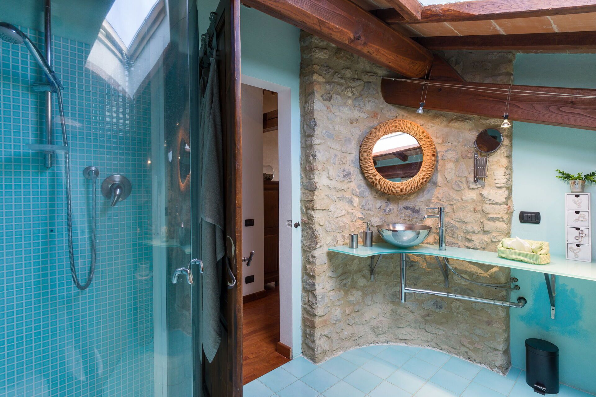 Een douche, een bubbelbad, een haardroger, een bidet