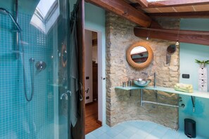 Shower, jetted bath, hair dryer, bidet