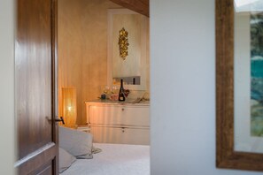 3 habitaciones, tabla de planchar con plancha y cuna de viaje 