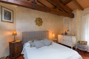 3 habitaciones, tabla de planchar con plancha y cuna de viaje 