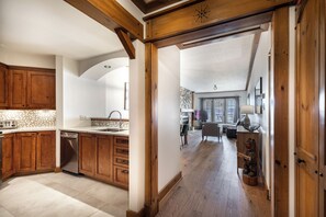 Interior - Ski in / Ski out, Spa, Fireplace, Parking, View (Mont-Tremblant)