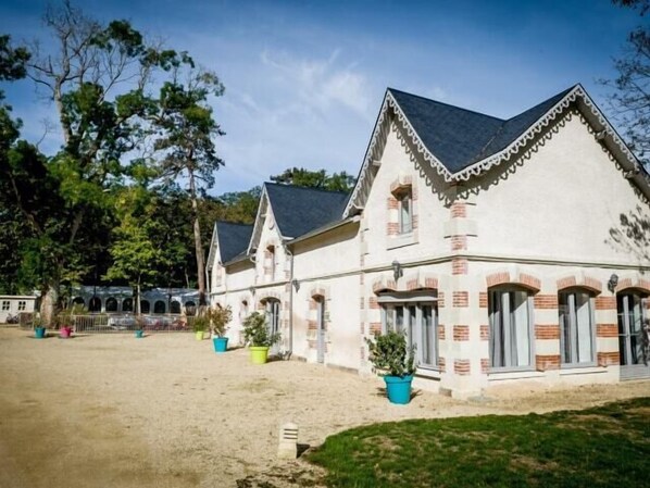 المنشأة من الخارج