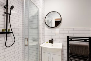 淋浴设施、吹风机、毛巾、肥皂