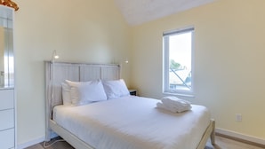 Une chambre à coucher avec un lit, une fenêtre et une armoire.