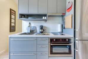 Kühlschrank, Mikrowelle, Ofen, Herdplatte