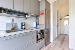 Frigorífico, microondas, horno y placa de cocina