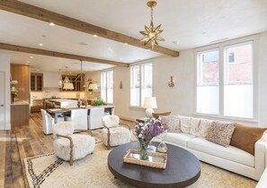 Smart-TV, peis og musikkbibliotek