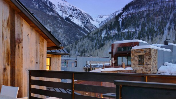 A wooden cabin with a balcony overlooking a snowy mountain landscape. - Splendid Home in the Heart of Telluride Town (Telluride)