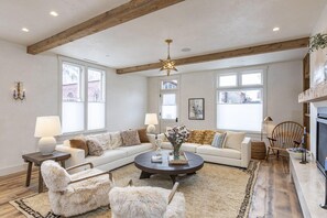 Smart TV, lareira, biblioteca musical