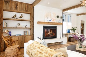 Smart-TV, Kamin, Musikbibliothek