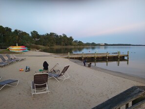 Beach nearby, sun-loungers - Walk to beaches, large beautiful 2bdrm two bath, "Kingsmill on the James" (Williamsburg)