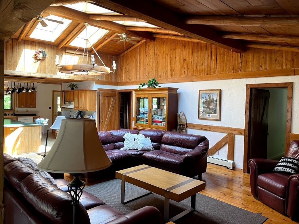 Älytelevisio, takka, DVD-soitin, pöytäjalkapallopöytä