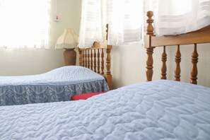 Family Cottage | Iron/ironing board, free WiFi - Rica Vista Beach Cottages (Boscobel)