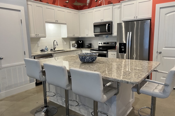 Een koelkast/vriezer, een magnetron, een oven, een kookplaat