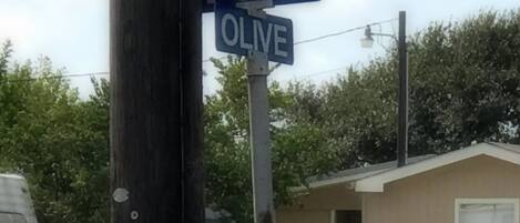 Senyal de carrer per la Setena Avinguda i l’Olivera.