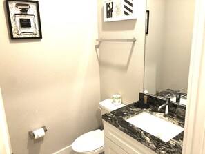 Combined shower/tub, hair dryer, towels, soap - Brand new vacation home, sleeps 9 15min away from Disney  (Kissimmee)