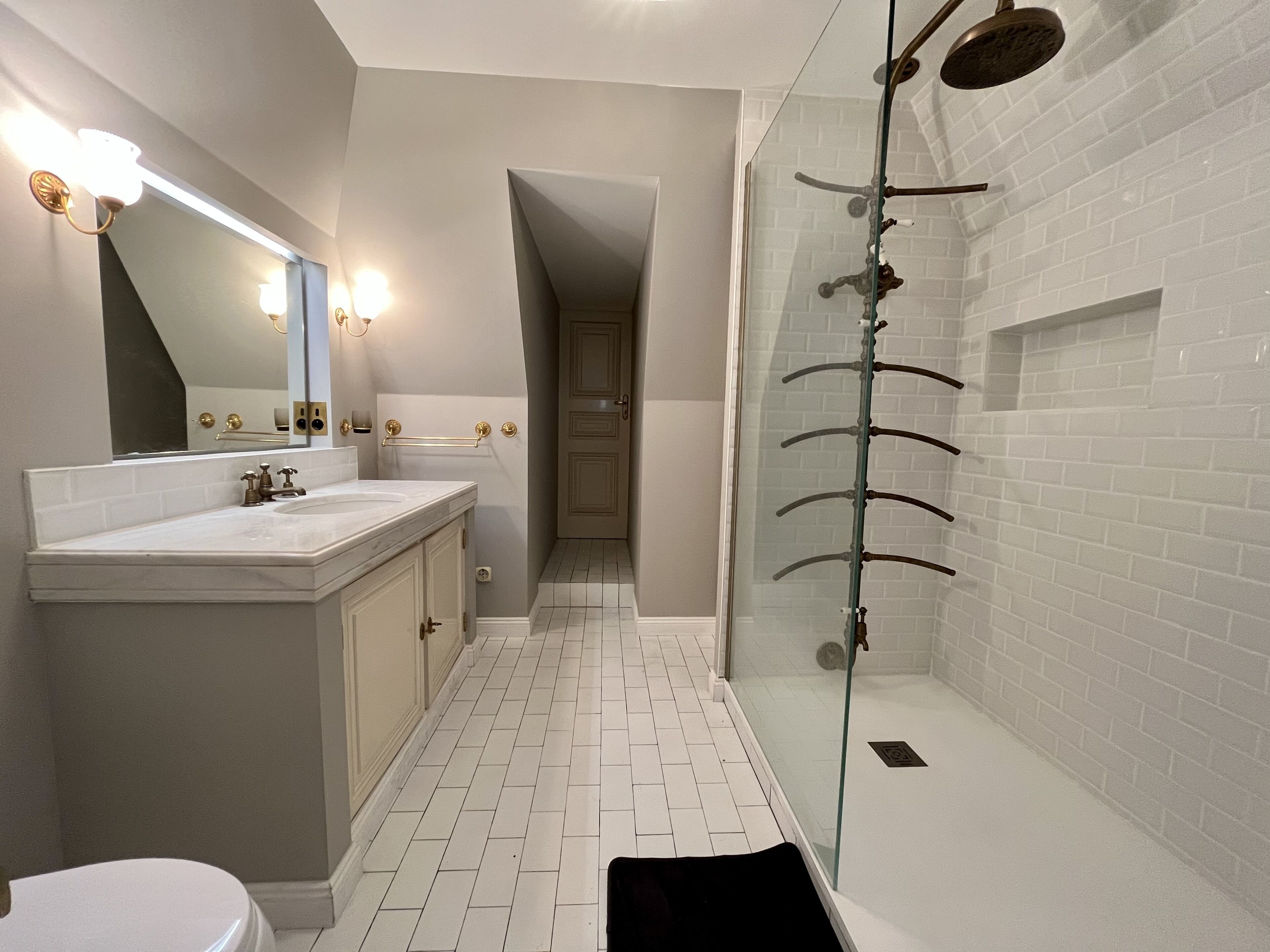 Een bad/douchecombinatie, een haardroger, een bidet, handdoeken